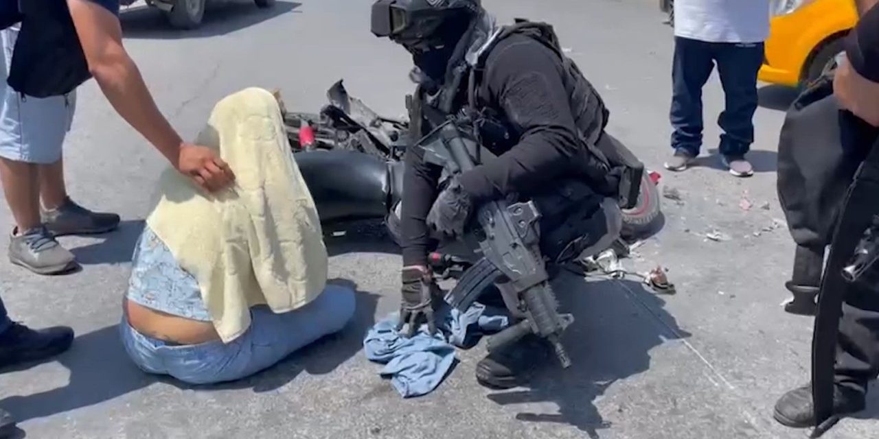 Mujer motociclista es derribada en Mirasierra; le quitan derecho de paso