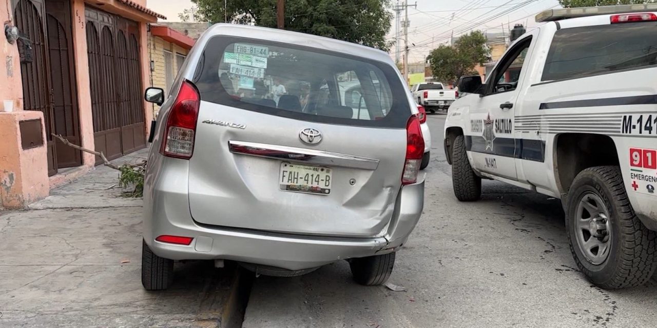 Mujer se distrae al volante y choca vehículo estacionado en Saltillo