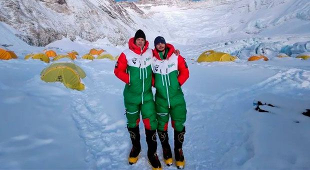 Padre e hijo ponen en alto a México, escalan juntos el Everest