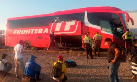 Saltillo: Autobús de la línea Frontera sale del camino