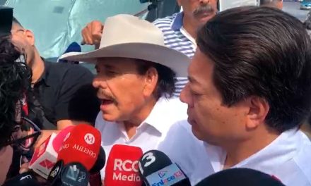 Emite Armando Guadiana su voto en Saltillo acompañado del líder nacional de Morena