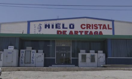 Ante la ola de calor en Arteaga sí hay hielo