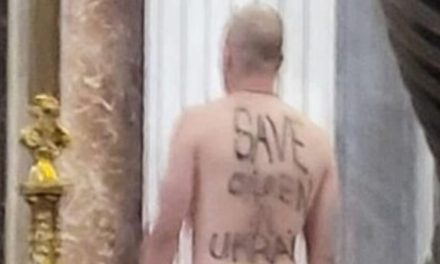Un hombre desnudo protesta en la Basílica de San Pedro contra la guerra en Ucrania