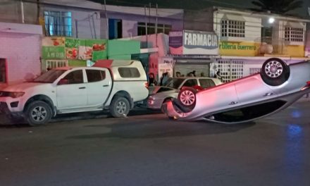 Taxi huye tras provocar volcadura en la Guayulera