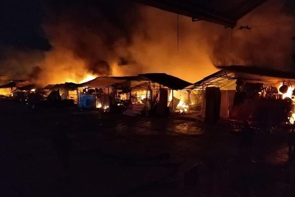 Incendio arrasa con más de 500 locales en Mercado de Acapulco