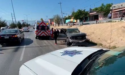 Saltillo: Sufre falla mecánica y choca sobre la calzada Fransisco I. Madero