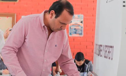 Alcalde de Parras de la Fuente acudió a emitir su voto