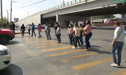 Exigen padres lugar para sus hijos en guardería; se manifiestan en Delegación del IMSS Saltillo