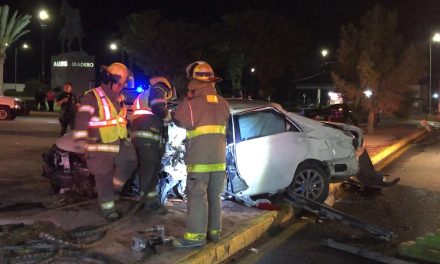 Saltillo: Conductor y copiloto con graves lesiones tras aparatoso percance en el Bulevar Madero