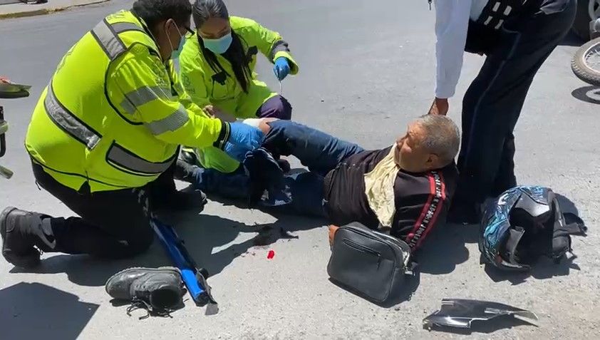Motociclista fue embestido por una camioneta y termina con la pierna fracturada en Saltillo