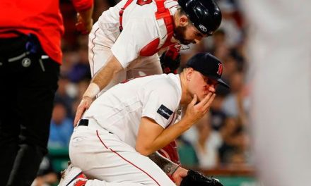 Pitcher de Red Sox sufre fractura facial tras pelotazo en la cara