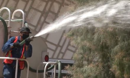 Intensifican riego de plazas públicas con agua tratada en Torreón