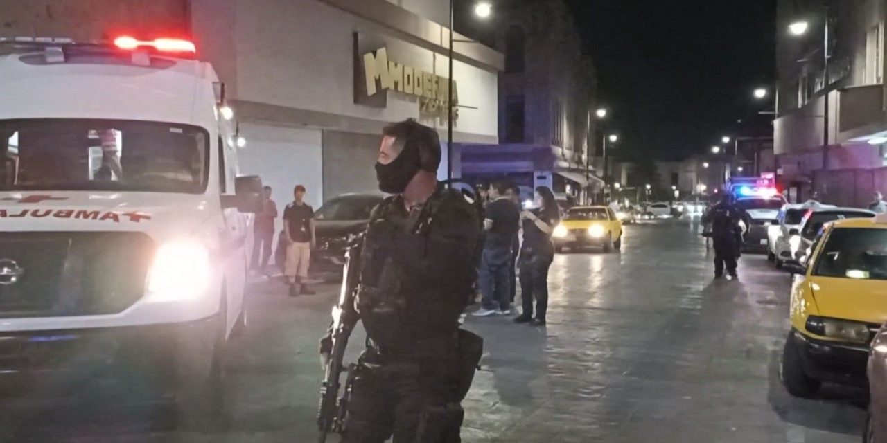 Taxista golpea a dos jóvenes en el centro de Saltillo