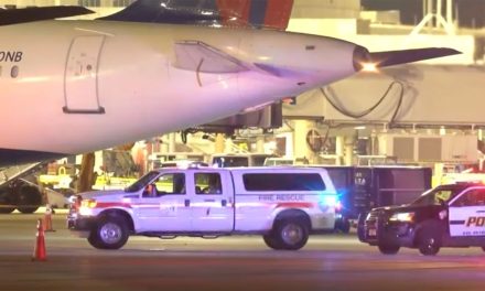 Trabajador del aeripuerto de San Antonio muere al ser succionado por el motor de un avión