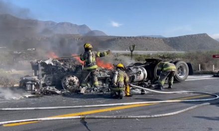 Tractocamión termina en cenizas por incendio sobre el Libramiento Norponiente