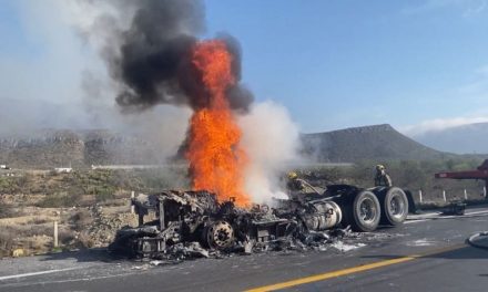 Tractocamión termina en cenizas en libramiento Norponiente