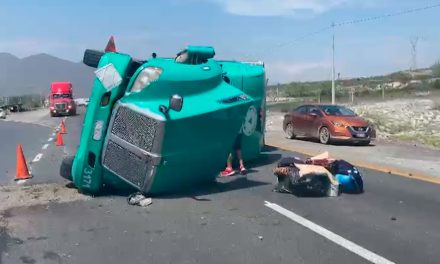Trailer volcó por exceso de velocidad en el tramo de Ojo Caliente