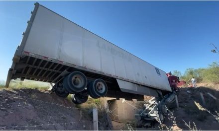 Hombre salva la vida de milagro tras caer a un arroyo en el libramiento Norponiente