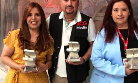 Colaboradores de RCG Media reciben presea por su trayectoria periodística