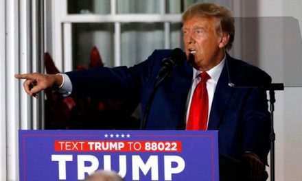 Trump revela en audio que tiene documentos clasificados en su poder