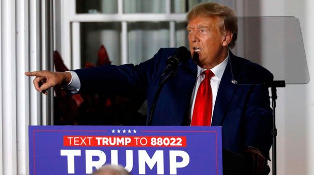 Trump revela en audio que tiene documentos clasificados en su poder
