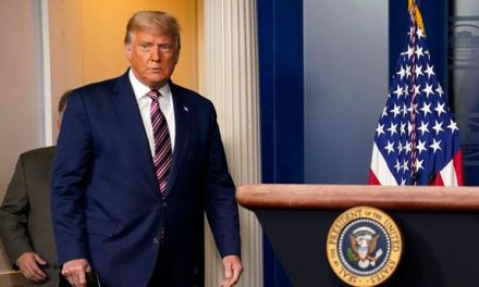 Ordena juez a Donald Trump mantener en secreto la evidencia en su contra