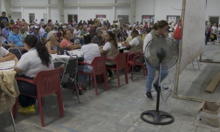 Saltillo: Llevan ventiladores a módulo de entrega de tarjetas del Bienstar… pero son para uso del personal