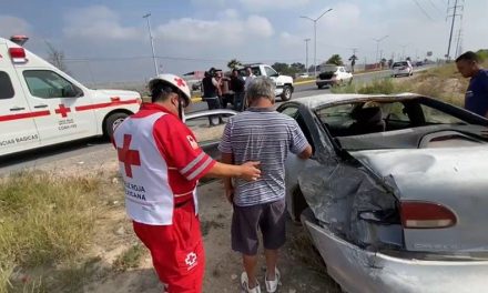 Sufren ponchadura de llanta y terminan volcados en Saltillo