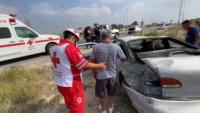Sufren ponchadura de llanta y terminan volcados en Saltillo