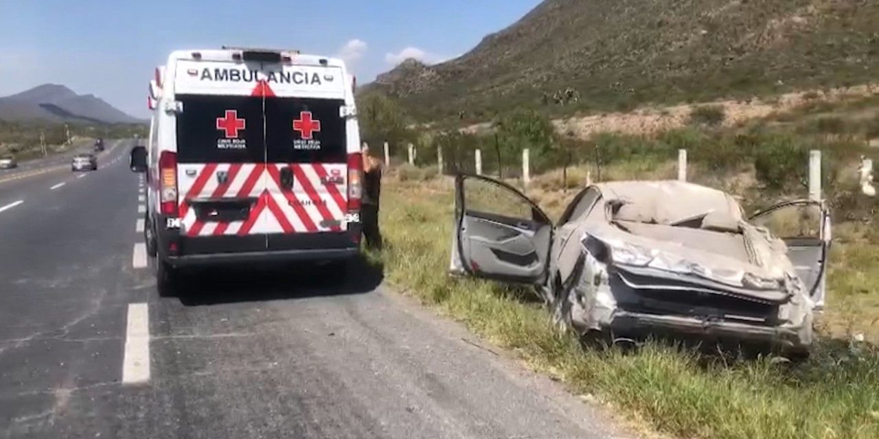 Vehículo terminó volcado sobre la carretera Saltillo-Torreón