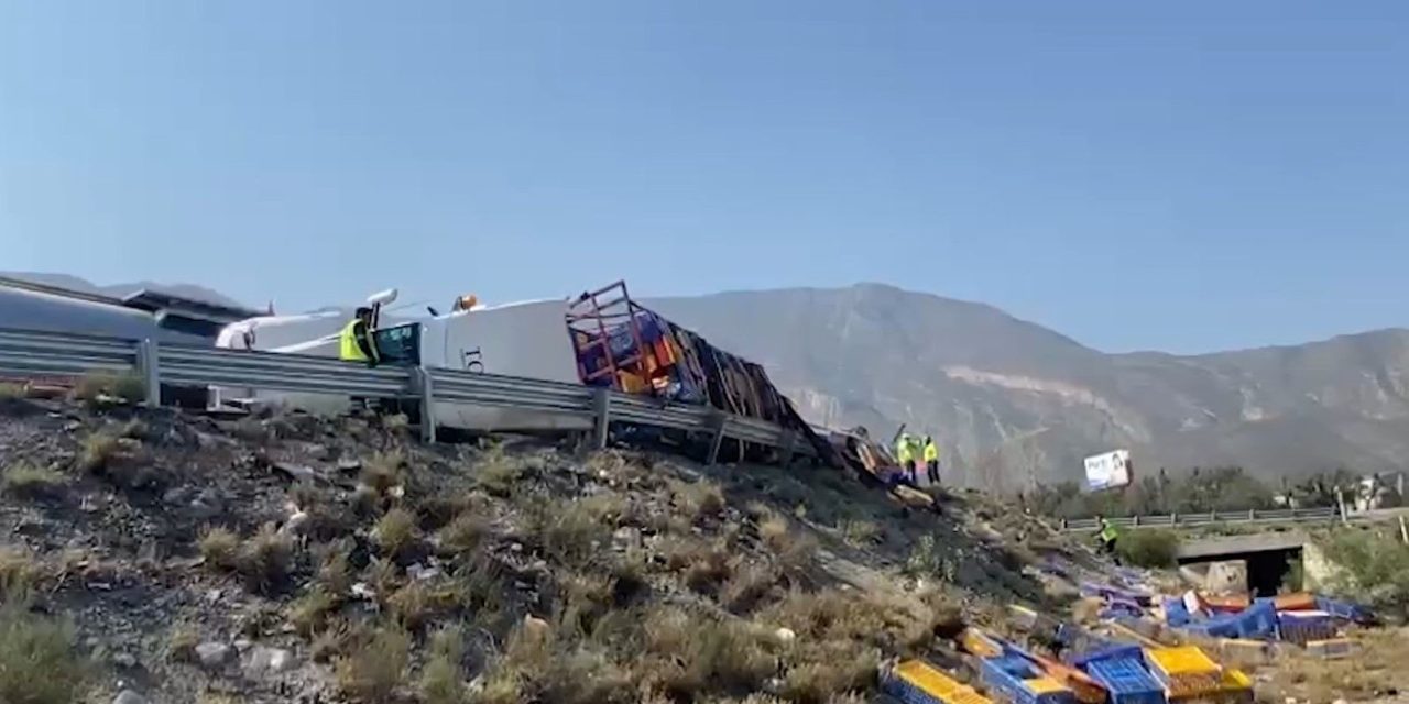Vuelca camión con gallinas de granja en carretera Saltillo-Monterrey