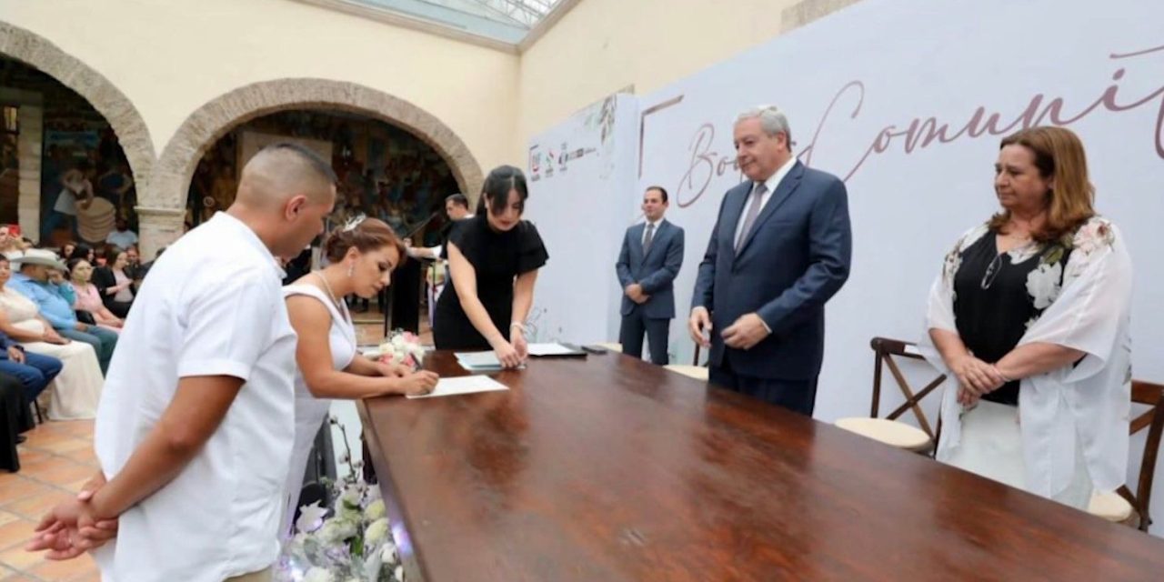 Unen sus vidas en bodas comunitarias 23 parejas de Saltillo