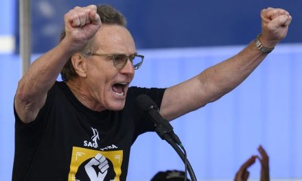 “No dejaremos que nuestros trabajos sean tomados por robots”, se lanza el actor Bryan Cranston contra la IA