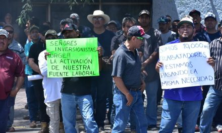 Bloquean obreros principales accesos de AHMSA