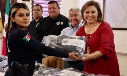 Entregan uniformes a policías de Sabinas