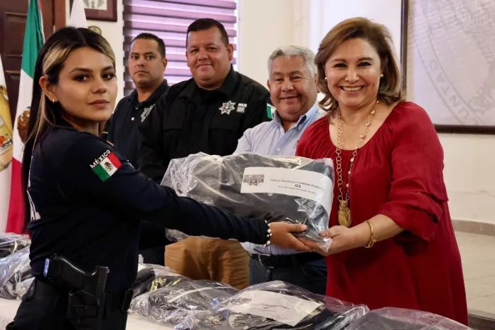 Entregan uniformes a policías de Sabinas