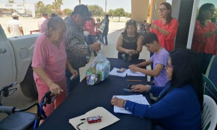 Entregan apoyo alimentario a adultos mayores en Acuña