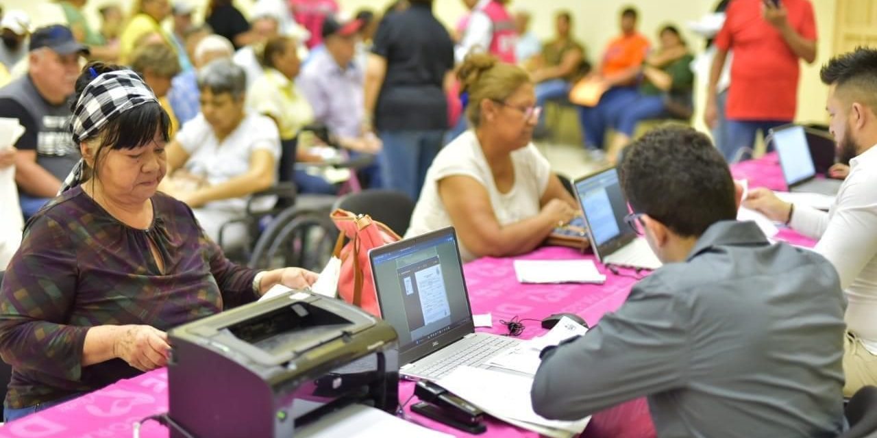 Acuñenses asisten a brigada del Registro Civil