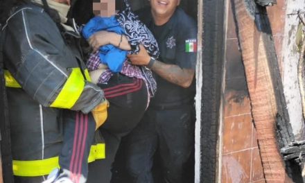 Salvan bomberos a 2 personas en incendio en Torreón