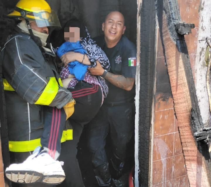 Salvan bomberos a 2 personas en incendio en Torreón