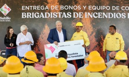 Chema Fraustro equipa a brigadistas de incendios forestales