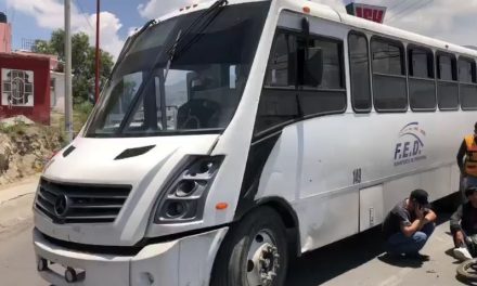 Saltillo: Transporte de personal quita derecho de paso a moto en Otilio González