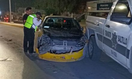 Saltan camellón y abandonan su auto sobre el bulevar Nazario