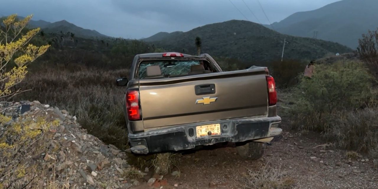 Abandonan camioneta accidentada en carretera antigua a Monclova