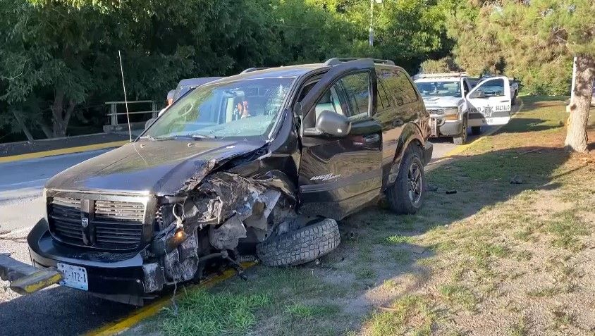 Abandonan camioneta en Blvd Colosio