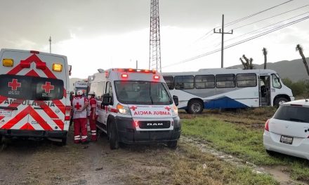 Transporte de personal se accidenta en carretera Torreón