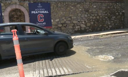 Aguas negras inundan calles de Saltillo