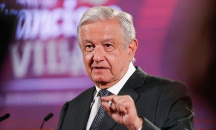 AMLO se enoja con Fitch por bajar la calificación de Pemex y afirma que obedecen a intereses
