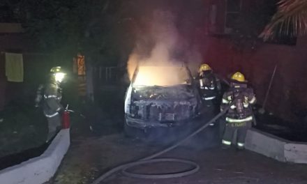 Camioneta arde tras falla eléctrica en Saltillo