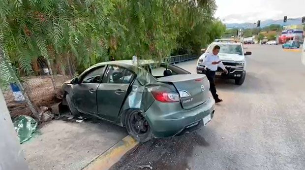 Saltillo: Destruye su vehículo, a punto estuvo de caer a un arroyo